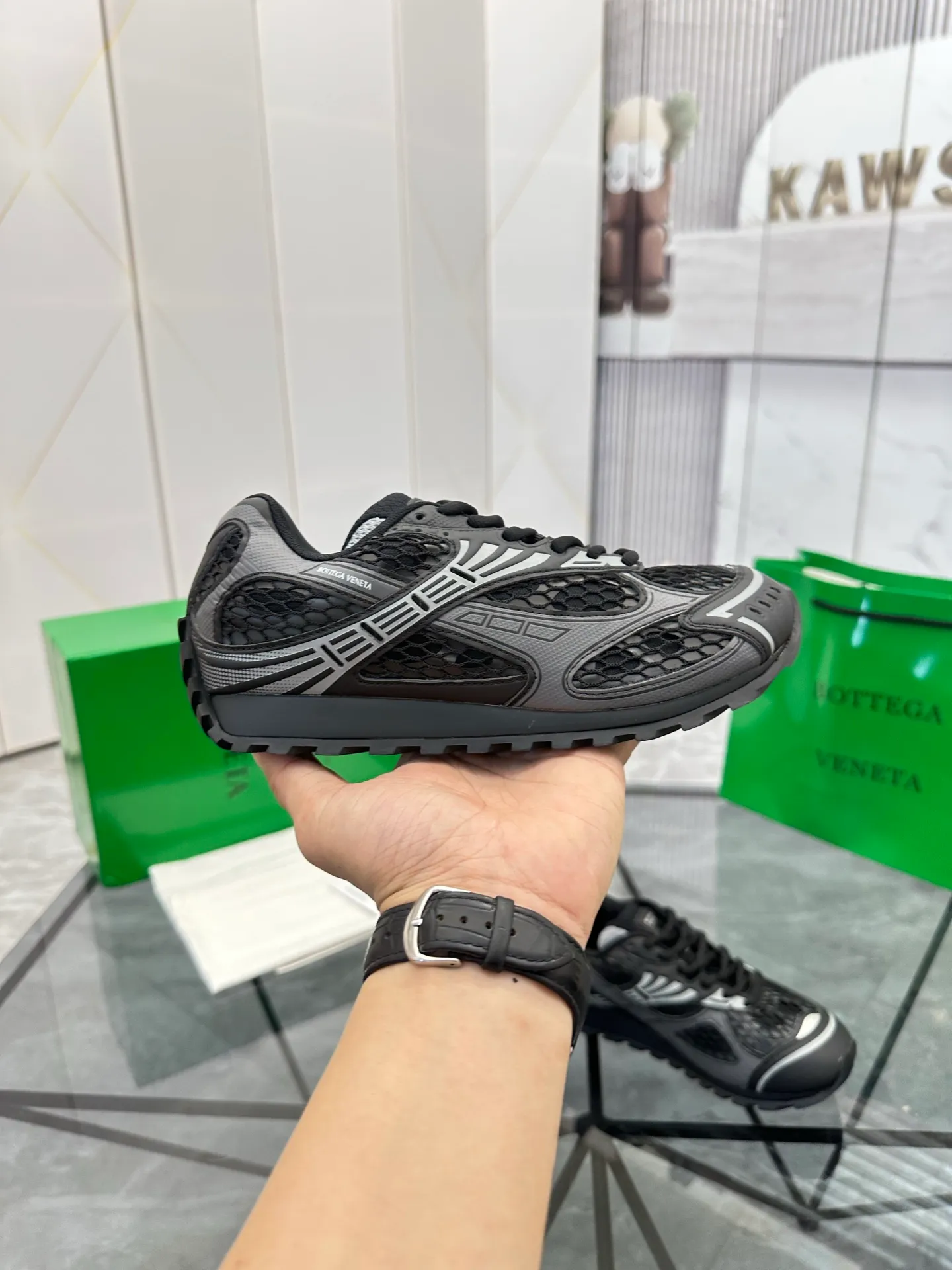 Factory men's shoes 💰: 620💰 (top version) BV Orbit sneakers Wang Yibo's same style couple's dad shoes Runner sneakers, made of lightweight technical mesh fabric. Matched with geometric pattern designed rubber outsole Wang Zha series high version Look for the package craftsmanship The actual height is much higher, but the legs are still slim. Very nice and playable and durable Matching to the standard 💯 Package shoe technology Look for the high version The outsole is made of color-blocked TPU outsole Women's model 35 36 37 38 39 40 41 (40 41 customized) Men's model 38 39 40 41 42 43 44 45. (Customized size 38 45.46) No. H345